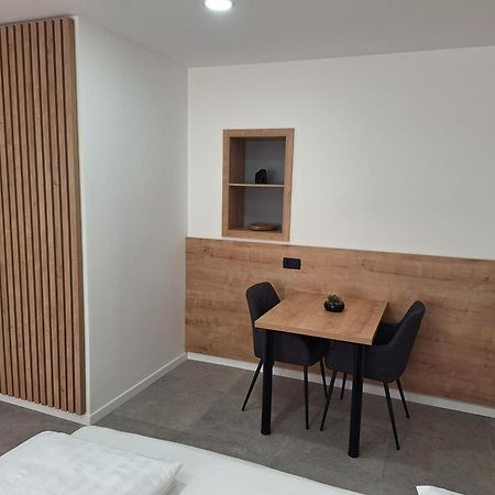 Apartmán Prenocisca Kralj Komenda Exteriér fotografie