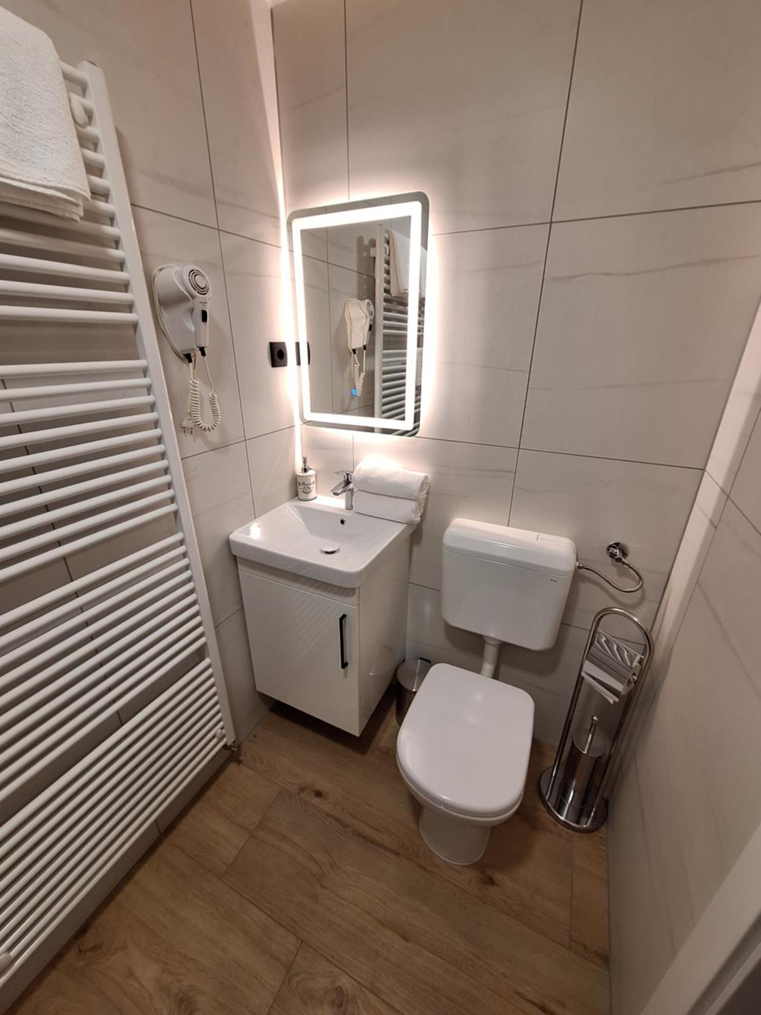 Apartmán Prenocisca Kralj Komenda Exteriér fotografie